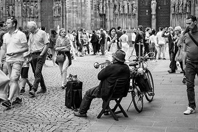 troubadour sur le parvis de la Cathédrale n&b